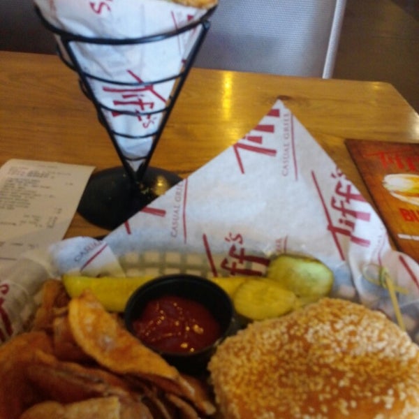 Das Foto wurde bei Tiff&#39;s Burger von Tracy Q. am 5/11/2014 aufgenommen