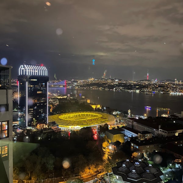 Foto tomada en City Lights Restaurant &amp; Bar InterContinental Istanbul  por Tuğrul Ö. el 11/26/2021