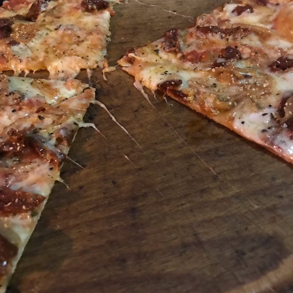 Foto scattata a The Upper Crust Pizzeria da Tuğrul Ö. il 7/23/2019