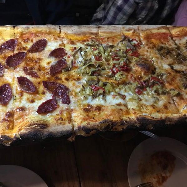 Photo taken at Metre Pizza by Tuğrul Ö. on 10/6/2019
