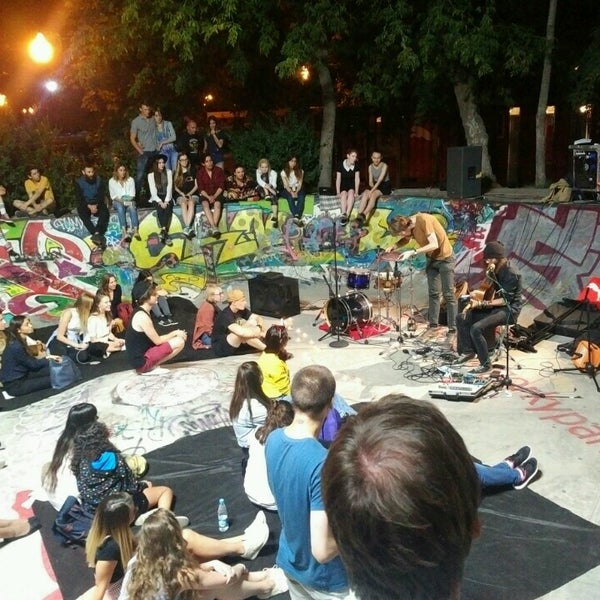 Скейт парк vans off the Wall