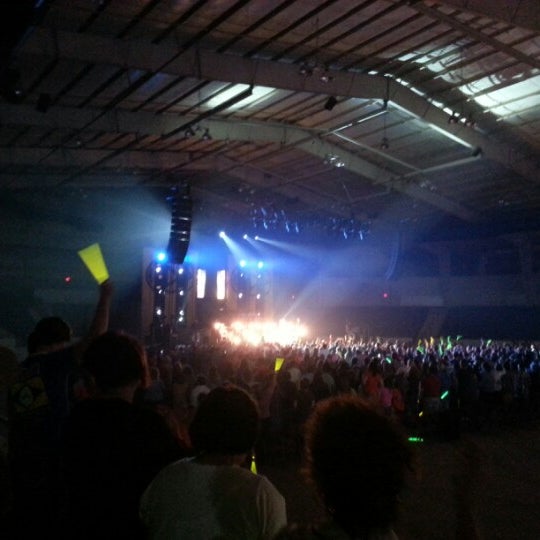 รูปภาพถ่ายที่ Crossroads Arena โดย Ron S. เมื่อ 10/22/2012