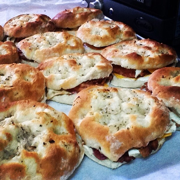 รูปภาพถ่ายที่ John Campbell&#39;s Irish Bakery โดย John Campbell&#39;s I. เมื่อ 5/21/2014