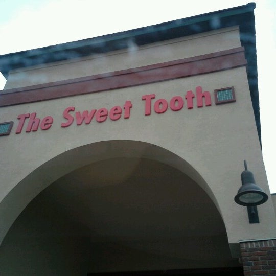 Снимок сделан в The Sweet Tooth - Cupcakery and Dessert Shop пользователем Jessica M. 12/28/2012