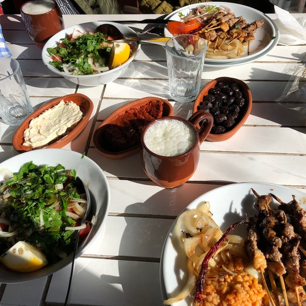Das Foto wurde bei Ömür Restaurant von Tunç Ö. am 2/8/2020 aufgenommen