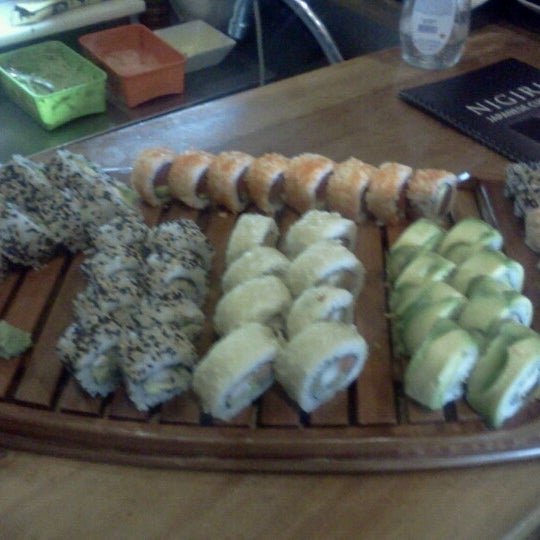 Das Foto wurde bei Nigiri Sushi Bar von Enrique I. am 10/5/2012 aufgenommen