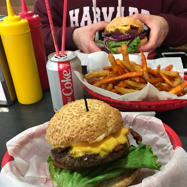 Photo taken at Pearl&#39;s Deluxe Burgers by Kristina M. on 5/16/2018