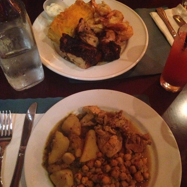 7/24/2014 tarihinde Rosario Joy G.ziyaretçi tarafından Janelle&#39;s Caribbean American Cuisine &amp; Bar'de çekilen fotoğraf