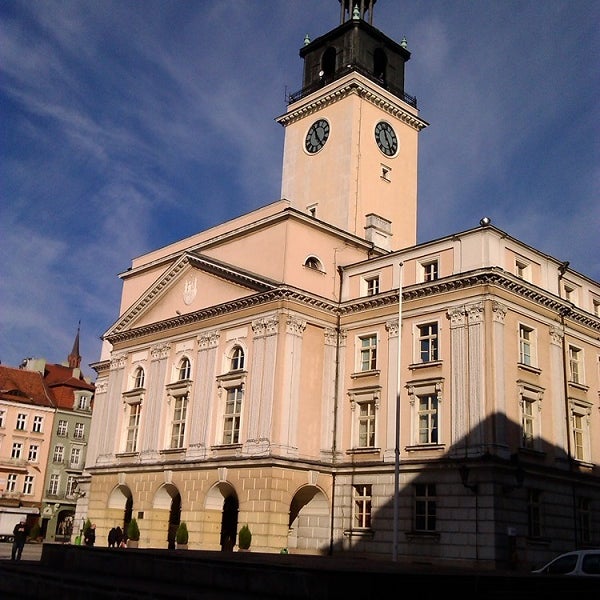 Ratusz w Kaliszu oddano do użytku w 1925 roku. Wieża ratuszowa mieści wystawę dot. historii miasta. Aktualnie z uwagi na remont budynku nie można wejść na wieżę.