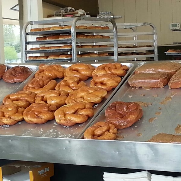 รูปภาพถ่ายที่ Original House of Donuts โดย Genevieve M. เมื่อ 4/18/2014