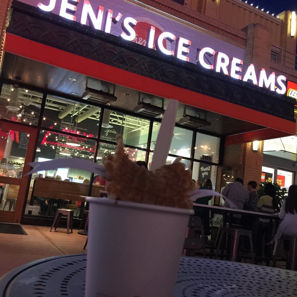 รูปภาพถ่ายที่ Jeni&#39;s Splendid Ice Creams โดย Tina L. เมื่อ 5/23/2015