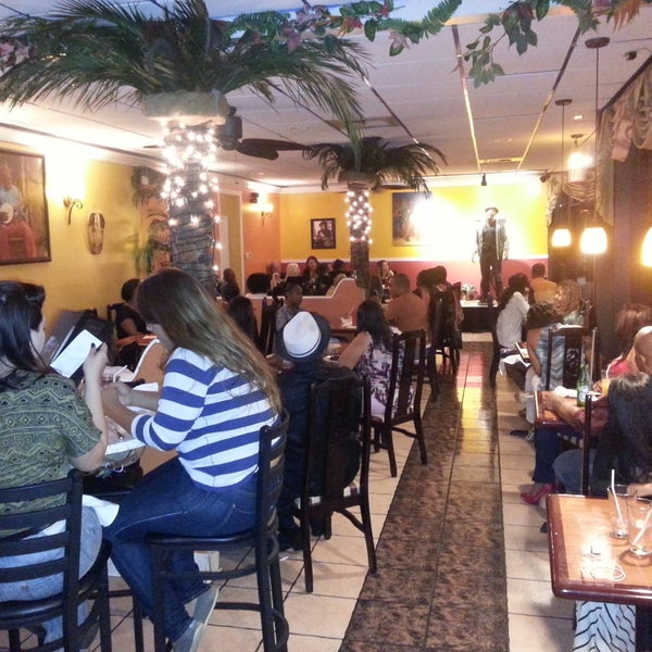 Foto scattata a Derrick&#39;s Jamaican Restaurant da Derrick&#39;s Jamaican Restaurant il 12/12/2013