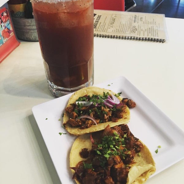 รูปภาพถ่ายที่ El Cachanilla Tacos &amp; Beer โดย Jesus O. เมื่อ 8/6/2016