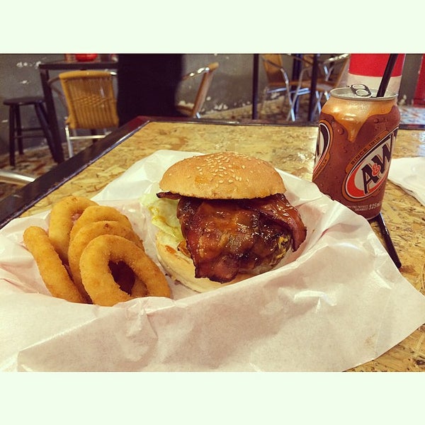 Das Foto wurde bei Marshall&#39;s Burger von J&#39;J&#39; J. am 8/30/2014 aufgenommen