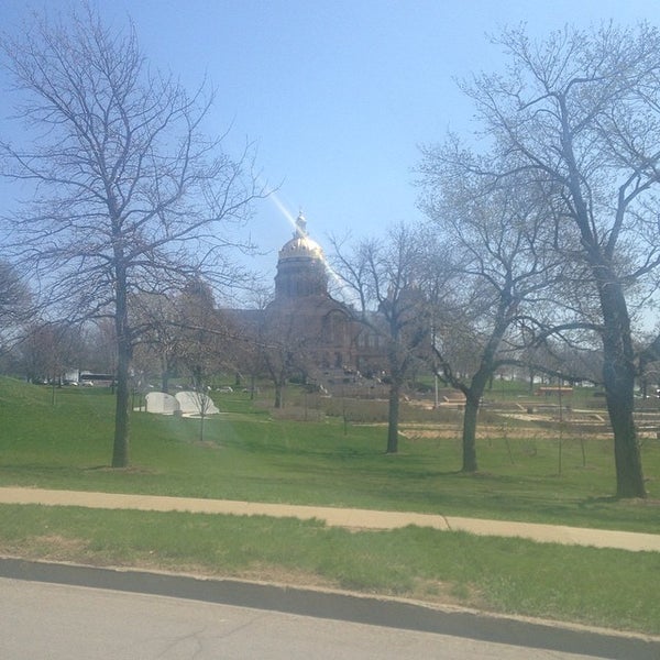 4/22/2014 tarihinde Jessica E.ziyaretçi tarafından State Historical Building of Iowa'de çekilen fotoğraf