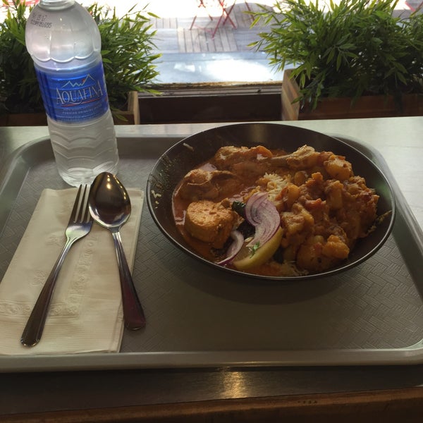 Foto tomada en Bombay&#39;s Indian Restaurant  por Nitin S. el 5/25/2015