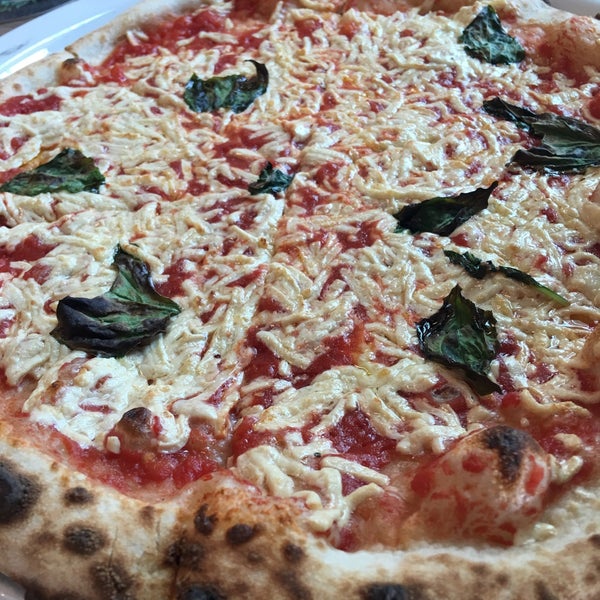 Das Foto wurde bei Famoso Neapolitan Pizzeria von Tazim D. am 8/5/2016 aufgenommen