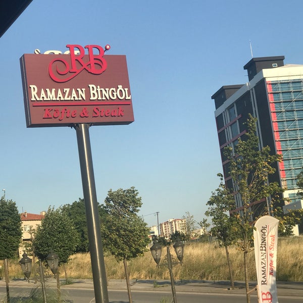 รูปภาพถ่ายที่ Ramazan Bingöl Köfte &amp; Steak โดย Beeka A. เมื่อ 7/9/2018