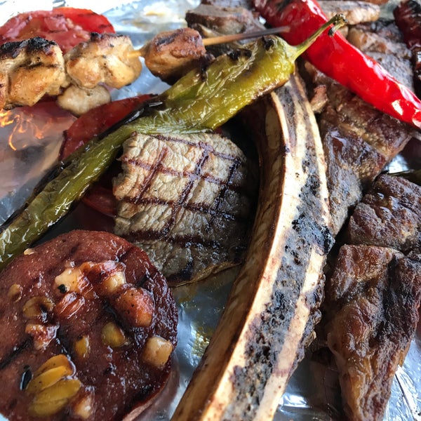 Foto scattata a Ramazan Bingöl Köfte &amp; Steak da Beeka A. il 7/9/2018