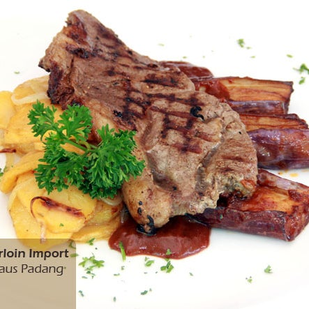 Saatnya mencoba steak bercita rasa Nusantara. Sirloin import w/ saus Padang dan terong goreng.
