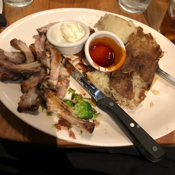 Photo taken at BJ&#39;s Restaurant &amp; Brewhouse by Tony G. on 6/1/2018