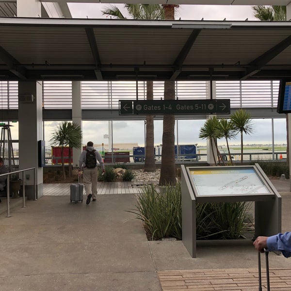 รูปภาพถ่ายที่ Long Beach Airport (LGB) โดย Tony G. เมื่อ 1/20/2018