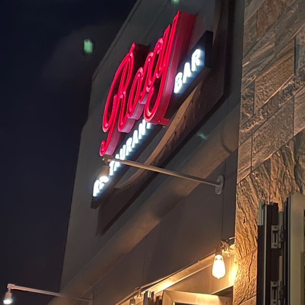 Foto tirada no(a) Roxy Restaurant and Bar por Tony G. em 2/14/2021