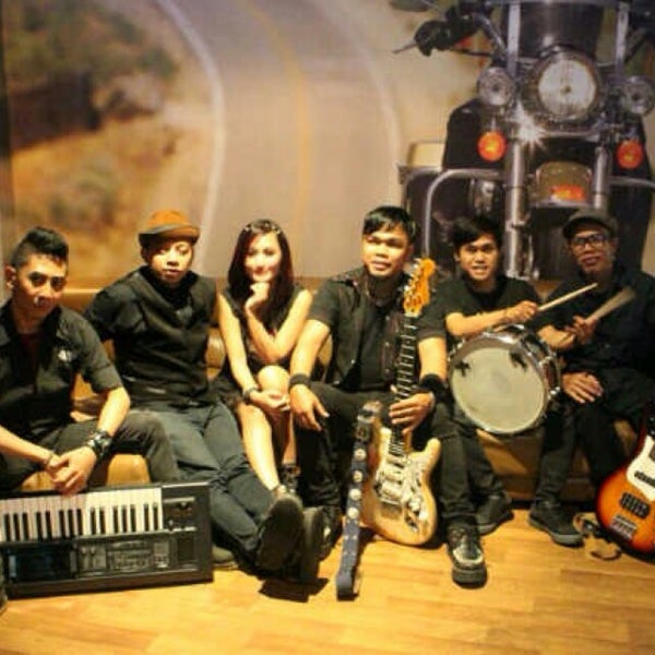 Photo taken at ZOOM Palace cafe and resto by Eka R. on 12/13/2013