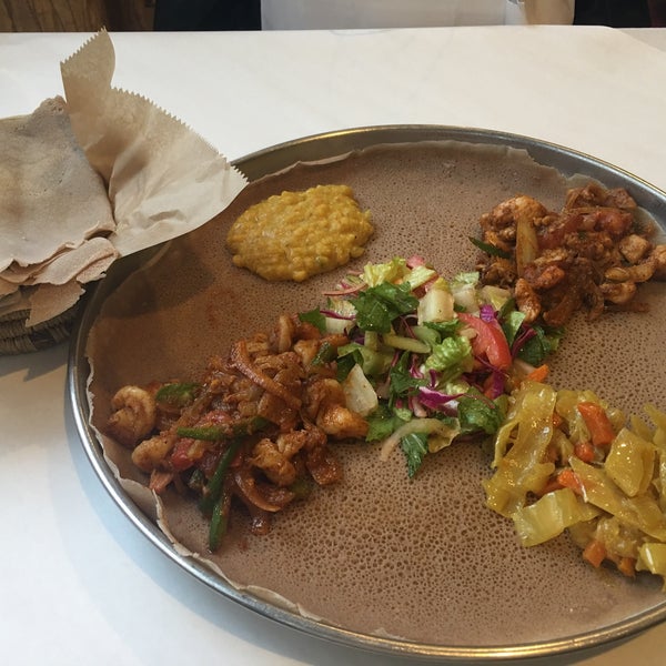 12/11/2016 tarihinde Andrea T.ziyaretçi tarafından Demera Ethiopian Restaurant'de çekilen fotoğraf