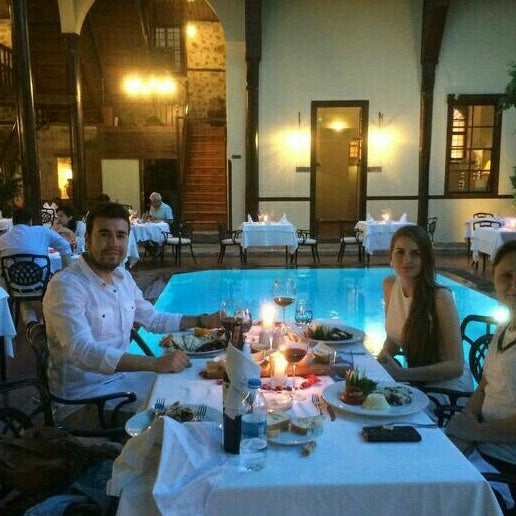 Foto scattata a Alp Paşa Restaurant da Gülce G. il 7/30/2016