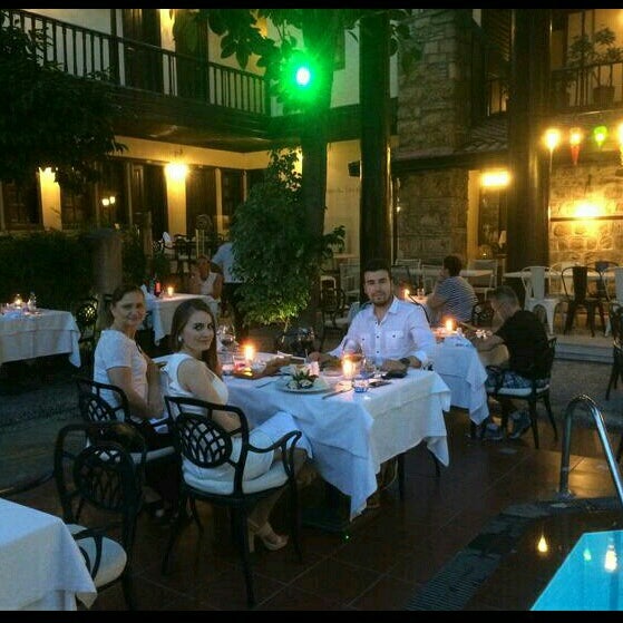 Foto tirada no(a) Alp Paşa Restaurant por Gülce G. em 7/30/2016