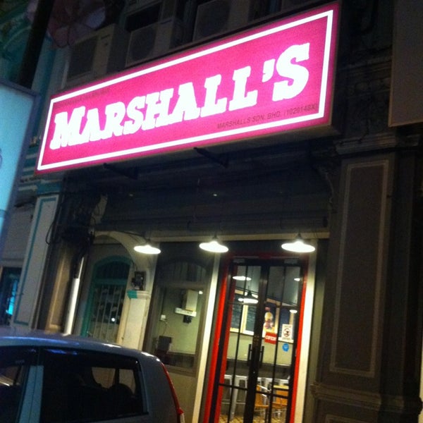 Foto tirada no(a) Marshall&#39;s Burger por Shirley T. em 3/22/2013