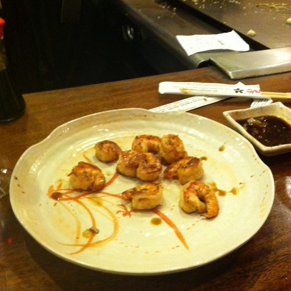 Das Foto wurde bei Sakura Japanese Steak, Seafood House &amp; Sushi Bar von Darnella S. am 12/14/2013 aufgenommen