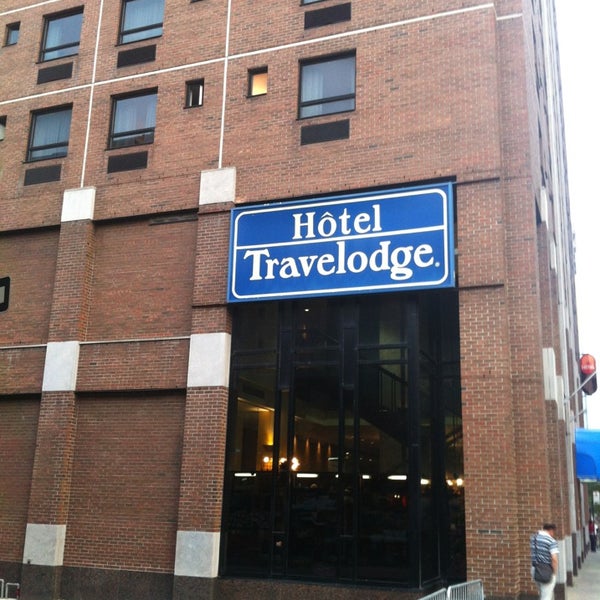 Photo taken at Travelodge Hotel by Wyndham Montreal Centre by Kazupon on 6/28/2013