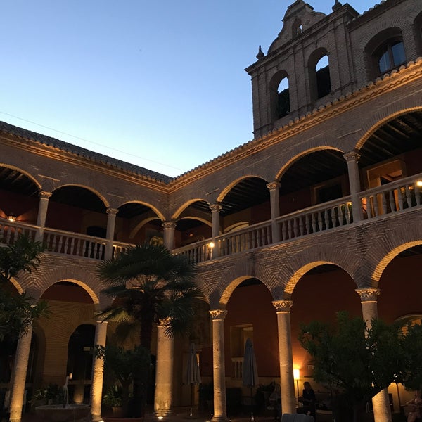 Foto diambil di Hotel Palacio de Santa Paula oleh René M. pada 7/7/2017