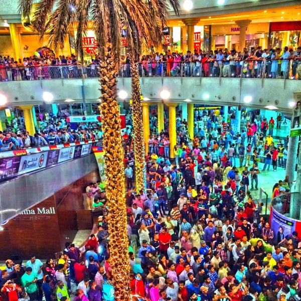 Foto tirada no(a) Madina Mall مدينة مول por shahabaz p. em 9/18/2015