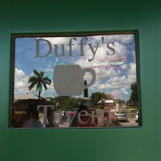 Foto tomada en Duffy&#39;s Tavern  por Cathy M. el 3/18/2012