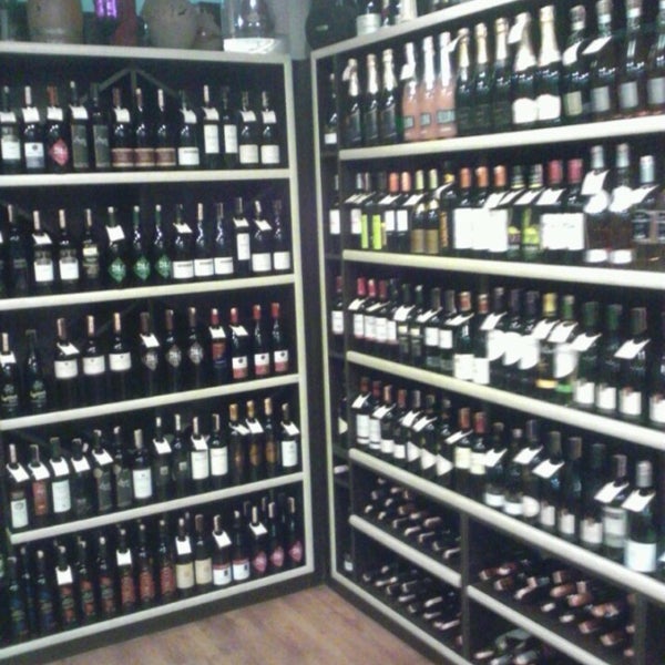 Foto tirada no(a) Bordo Şarap ve İçki Mağazası por Hatice em 1/18/2016