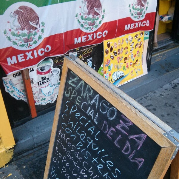 Photo prise au Zaragoza Mexican Deli-Grocery par Sean C. le5/4/2013