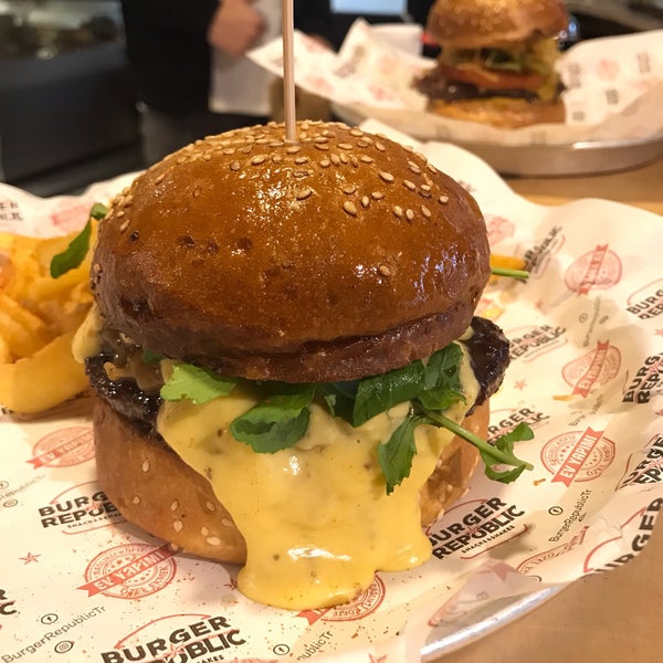 Снимок сделан в Burger Republic пользователем Can E. 1/31/2019