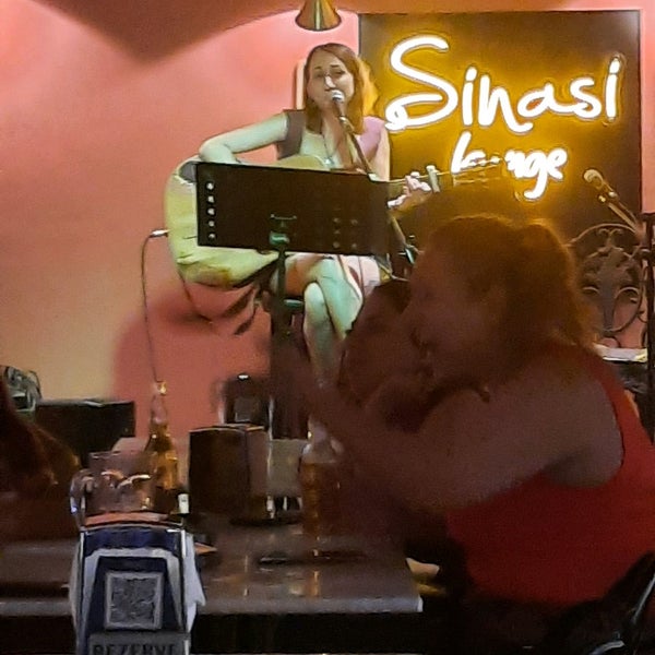 Foto scattata a Şinasi Cafe &amp; Bar &amp; Restaurant da Özlem A. il 7/18/2022