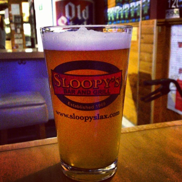 Foto scattata a Sloopy&#39;s Bar &amp; Grill da Kevin K. il 10/5/2013