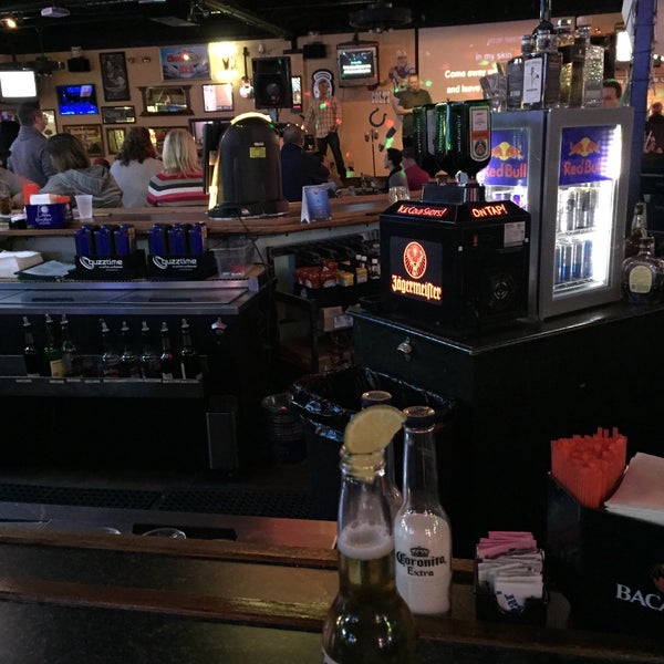 Foto diambil di That Place Bar &amp; Grill oleh Orcan G. pada 12/11/2014