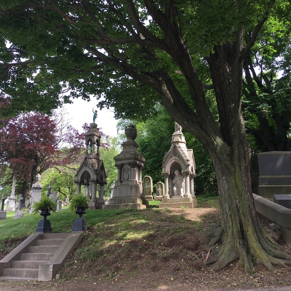 Foto tirada no(a) Green-Wood Cemetery por Natalya B. em 5/28/2017