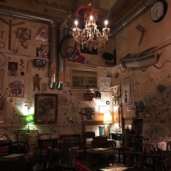 Photo prise au Csendes Vintage Bar &amp; Cafe par Nati G. le5/26/2019