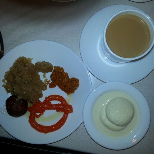 Das Foto wurde bei Shalimar Indian Restaurant von Jamie W. am 1/4/2014 aufgenommen