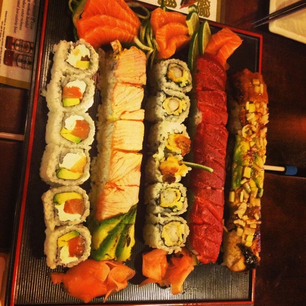 9/18/2013 tarihinde Kimmie B.ziyaretçi tarafından Sushi Capitol'de çekilen fotoğraf