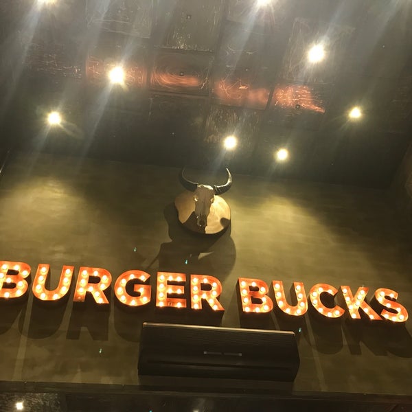 12/13/2017 tarihinde Synziyaretçi tarafından Burger Bucks'de çekilen fotoğraf