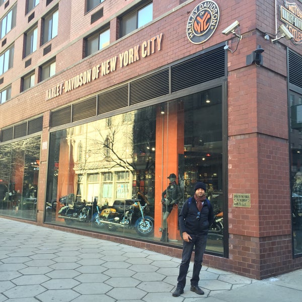 2/2/2016 tarihinde Monica K.ziyaretçi tarafından Harley-Davidson of New York City'de çekilen fotoğraf