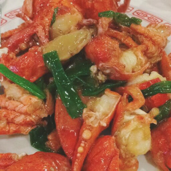 1/13/2015 tarihinde Joann L.ziyaretçi tarafından Confucius Seafood Restaurant'de çekilen fotoğraf
